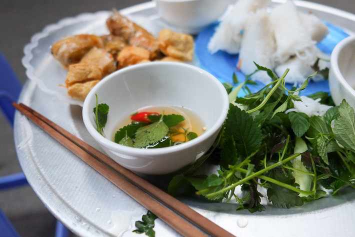 "Món ăn đường phố ngon nhất của chúng tôi ở Hà Nội là đĩa đậu phụ rán, bún, rau thơm và nem", nữ du khách chụp bức ảnh này nhận xét. Ảnh: Laura Jacobsen / Flickr.