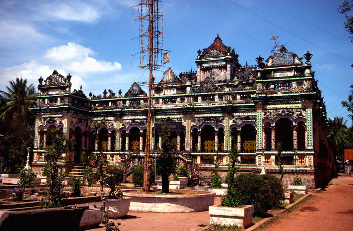 Ngoài chùa Vĩnh Nghiêm, tác giả Elmar cũng chụp một số bức ảnh về chùa Vĩnh Tràng (Mỹ Tho, Tiền Giang) ngôi chùa nổi tiếng bậc nhất miền Tây Nam Bộ.