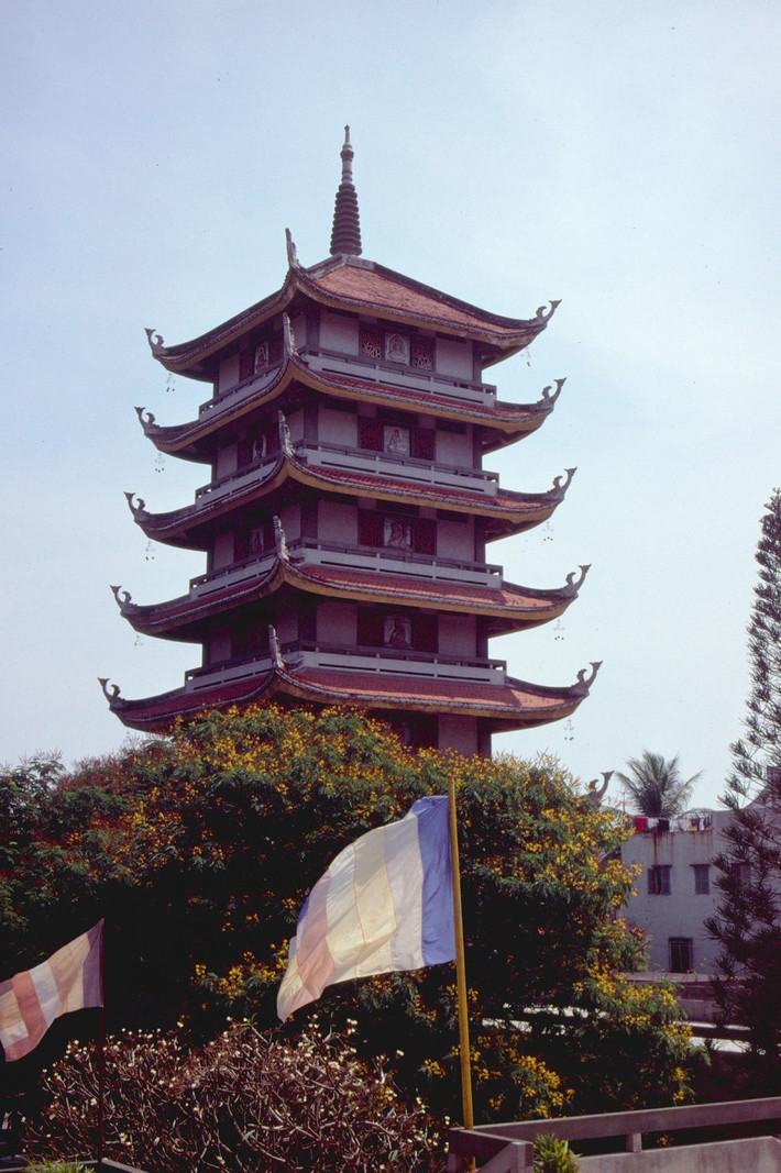 Tháp Quán Thế Âm có 7 tầng, cao gần 40 mét, là công trình điểm nhấn của chùa.