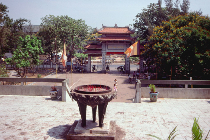 Từ sân tầng hai của chính điện nhìn về cổng chùa Vĩnh Nghiêm, năm 1989.