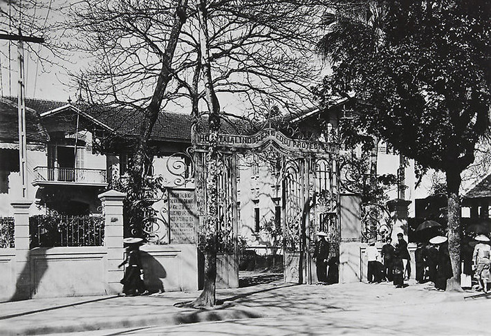 Sau một thời gian công tác, Yersin đề xuất xây một bệnh viện hoàn chỉnh, đáp ứng được nhu cầu khám chữa bệnh của người Pháp và người bản xứ. Từ đề xuất này, Bệnh viện Bảo hộ (Hôpital Indigène du Protectorat) được thành lập vào ngày 25/3/1904 ở phố Borgnis Desbordes (nay là phố Tràng Thi). Trong ảnh là cổng chính Bệnh viện Bảo hộ, giai đoạn 1921-1935.