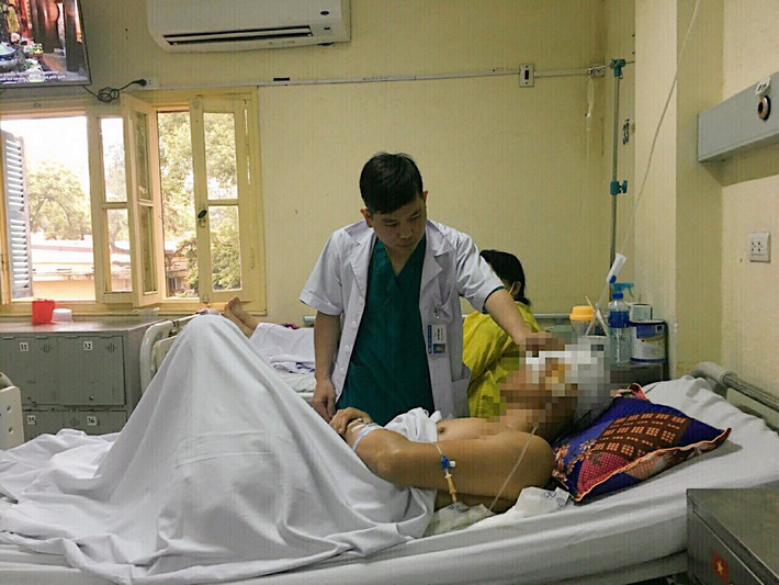 Bệnh viện có quy mô 1.500 giường bệnh với hơn 2200 thầy thuốc, cán bộ và nhân viên y tế, mỗi năm bệnh viện tiến hành khoảng 28.000 ca phẫu thuật thuộc nhiều chuyên khoa sâu khác nhau. Đây là một điểm tựa quan trọng cho sự nghiệp chăm sóc sức khỏe người dân ở thủ đô Hà Nội nói riêng và cả nước nói chung... Ảnh: Bệnh viện Việt Đức.