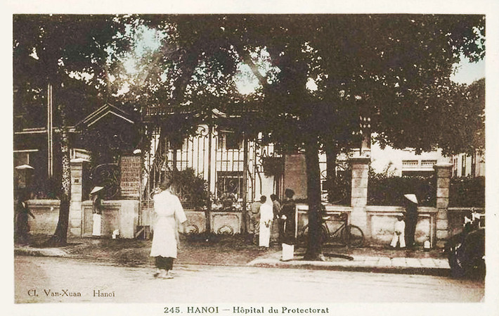 Các nhà chính, nhà phụ của Bệnh viện Bảo hộ được xây dựng trong khoảng thời gian từ năm 1904-1925. Như, 19 nhà loại 1 tầng để bệnh nhân nằm điều trị, 3 nhà hai tầng dùng để đặt phòng hành chính quản trị, phòng khám bệnh, phòng giải phẫu và 1 khu nhà một tầng dùng làm nơi chữa bệnh bằng thủy liệu (hydrothéraphie). Nhiều công trình xây dựng thời đó vẫn tồn tại đến ngày nay.