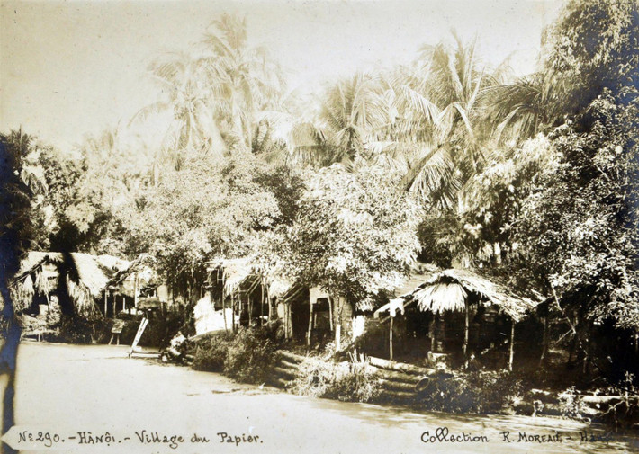 Khung cảnh ở làng Giấy, cách người Pháp gọi vùng Kẻ Bưởi, nơi có nghề làm giấy truyền thống nổi tiếng Hà Nội xưa.