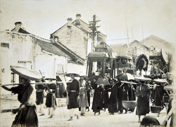 Một đám rước trên đường phố Hà Nội.