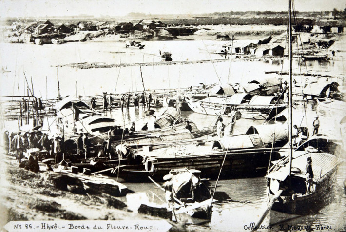 Những con thuyền của dân vạn đò sông Hồng. Cầu Paul Doumer sẽ được xây dựng ít lâu sau đó (cầu khởi công năm 1899) ở khu vực này.