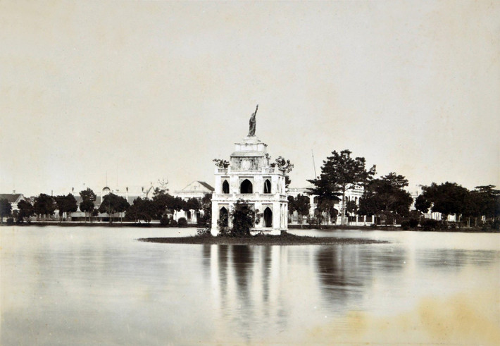 Tháp Rùa với tượng Nữ thần Tự Do ở hồ Gươm. Bức tượng được đặt ở Tháp Rùa từ năm 1891-1896, sau đó chuyền về vườn hoa Neyret (vườn hoa Cửa Nam).