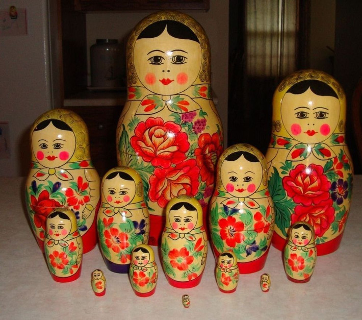 Búp bê Matryoshka là bộ búp bê gỗ gồm nhiều con có thể lồng vào nhau, trang trí rất đẹp mắt, cũng là đồ trang trí được ưa chuộng. Nhà nào bày bộ búp bê này trong tủ gần như chắc chán nhà đó có người trở về từ Liên Xô.