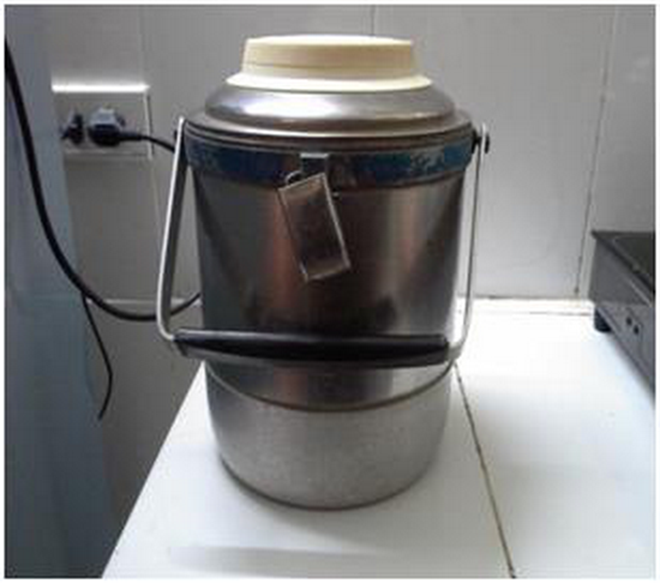 Phích đá Liên Xô cũng “nồi đồng cối đá” không kém nồi áp suất. Với khả năng giữ đá không tan trong khoảng một ngày, đây là vật dụng không thể thiếu vào mùa hè giai đoạn tủ lạnh chưa phổ biến ở các gia đình Việt Nam.