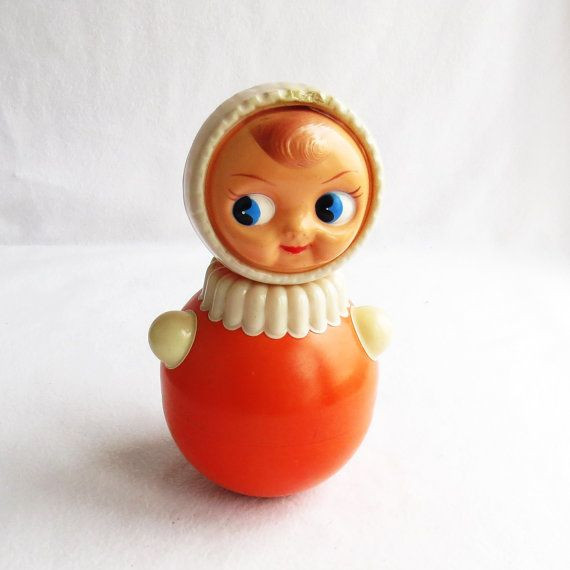 Đến từ xứ Bạch dương, những con lật đật màu đỏ tươi, khuôn mặt dễ thương và không bao giờ ngã vừa là món đồ chơi ưa thích của các bé gái, vừa là đồ vật trưng bày phòng khách quen thuộc của nhiều gia đình Việt Nam thời bao cấp.