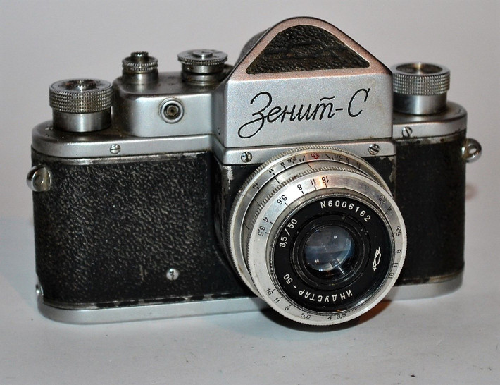 Với những người yêu nhiếp ảnh ở Việt Nam trước đây, được sở hữu một chiếc máy ảnh Zenit của Liên Xô là giấc mơ ngoài tầm tay. Chiếc máy ảnh này từng là bạn đồng hành của nhiều nhiếp ảnh gia, thợ ảnh chuyên nghiệp thời bao cấp.