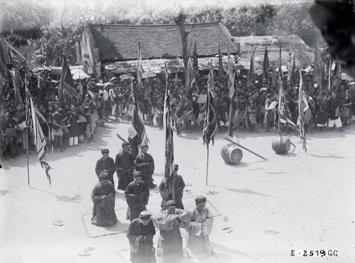 Đại diện các làng làm lễ tế ở sân đình.