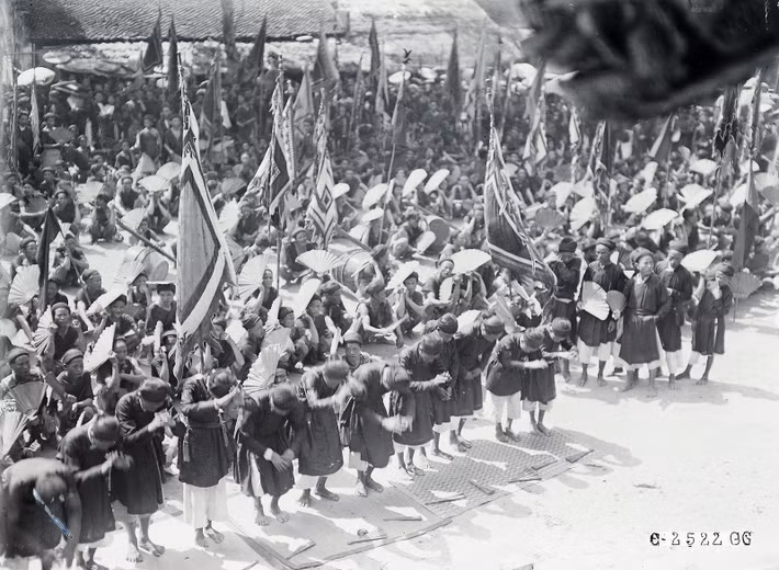 Những người tham gia lễ rước bắt đầu bái lạy Thành hoàng.