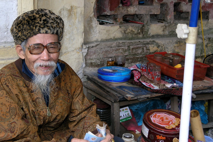 Cụ ông ở quán trà đá.