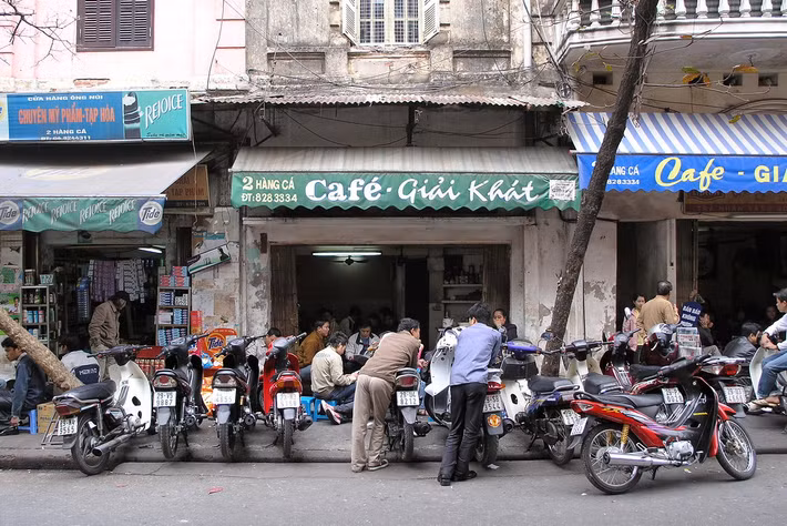 Trên phố Hàng Cá, những chiếc xe máy la liệt, người dân vừa thưởng thức cà phê vừa tán gẫu rôm rả... một hình ành quen thuộc về vỉa hè Hà Nội, 2007. Ảnh: Manfred Sommer / Flickr.