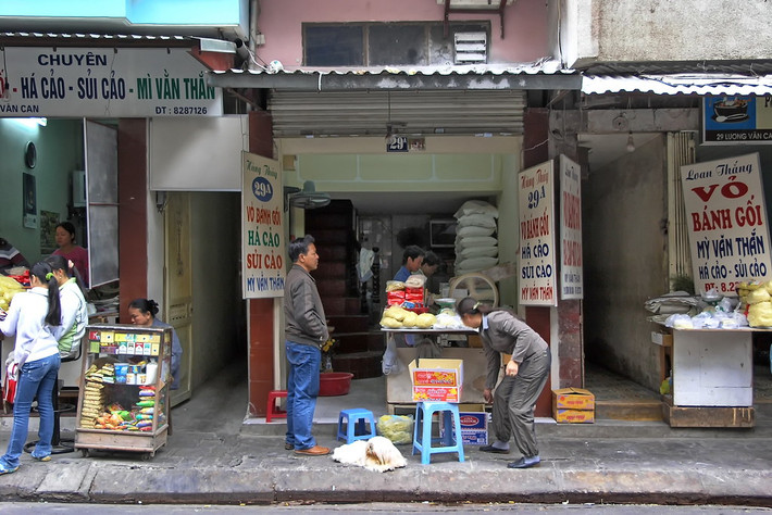 "Thế giới mỳ vằn thắn" trên phố Lương Văn Can.