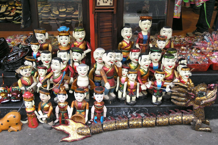 Những con rối nước của một cửa hàng mỹ nghệ được bày tràn ra vỉa hè.