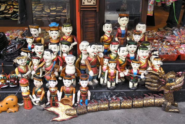 Những con rối nước của một cửa hàng mỹ nghệ được bày tràn ra vỉa hè.