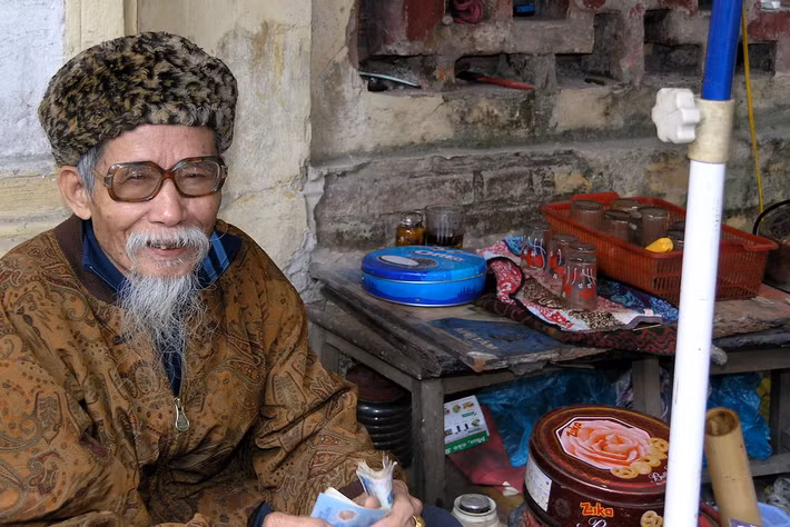 Cụ ông ở quán trà đá.