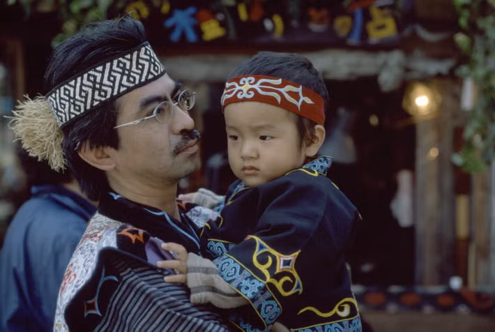 Các mẫu DNA được lấy từ các mẫu xương cổ xưa cũng chỉ ra rằng người Jomon có nhiều điểm tương đồng về mặt di truyền với người Ainu. Trong khi đó, người Nhật Bản hiện đại lại có nguồn gốc từ sự hòa trộn của các cộng đồng di cư từ lục địa giai đoạn muộn hơn với người Jomon.