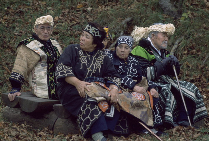 Sinh sống rải rác ở khu vực Hokkaido, phía Bắc Nhật Bản với dân số vào khoảng 30.000 người, người Ainu là một dân tộc thiểu số được biết đến với bản sắc văn hóa độc đáo.