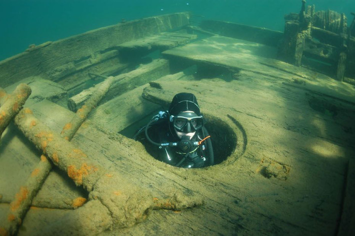 Theo Bảo tàng tàu đắm vùng Ngũ Hồ, có tới hơn 6.000 xác tàu lớn nhỏ đang nằm dưới lòng hồ Superior và khoảng 30.000 người đã chết trong những vụ đắm tàu ở khu vực.