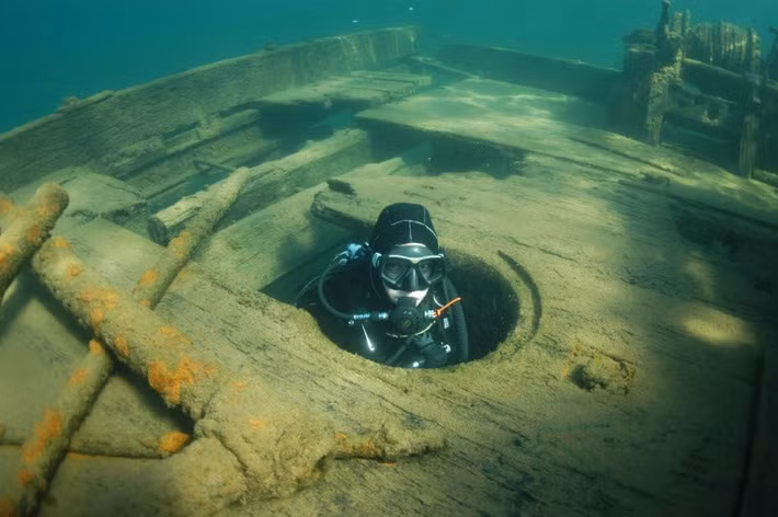 Theo Bảo tàng tàu đắm vùng Ngũ Hồ, có tới hơn 6.000 xác tàu lớn nhỏ đang nằm dưới lòng hồ Superior và khoảng 30.000 người đã chết trong những vụ đắm tàu ở khu vực.