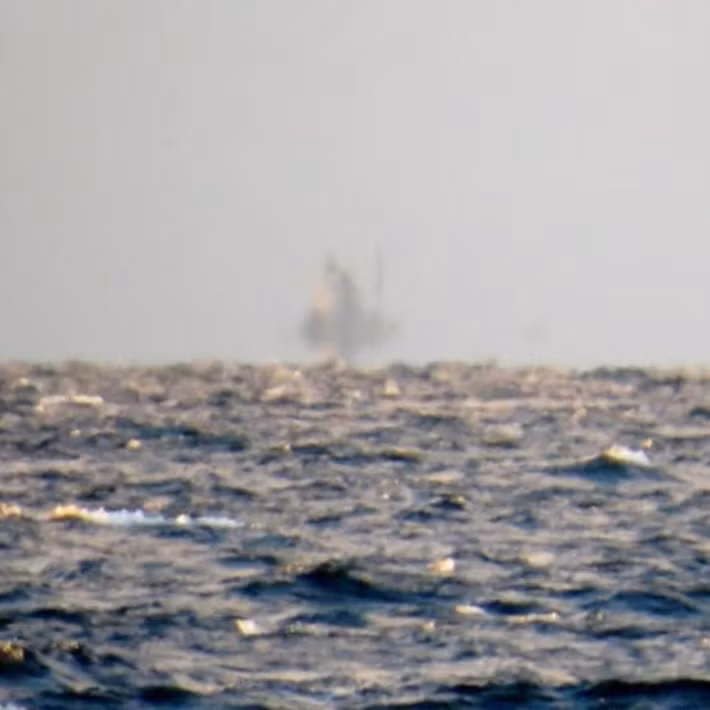 Câu chuyện về những con “tàu ma” chập chờn trên mặt nước cũng được nhiều nhân chứng kể lại khi họ di chuyển trên mặt hồ. Dù vậy, các nhà khoa học cho rằng đây chỉ là ảo ảnh quang học do lớp hơi nước trên mặt hồ gây ra...