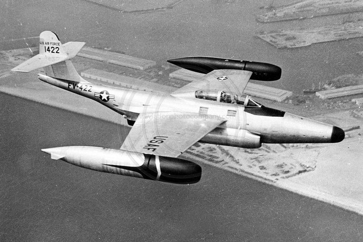 Không chỉ là “nghĩa địa” của những con tàu, hồ Superior cũng là nơi xảy ra các vụ tai nạn máy bay bí ẩn, nổi tiếng nhất là vụ việc năm 1953, khi một chiếc tiêm kích F-89C của Mỹ mất tích khi bay qua hồ và hai chiếc máy bay có nhiệm vụ tìm kiếm cũng chịu chung số phận.