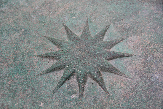 Theo đó, vì các nguyên nhân khác nhau, người Việt thời Đông Sơn và có thể là cả đầu thời Bắc thuộc đã di cư bằng thuyền xuống các hòn đảo phía Nam như Sumatra, Borneo, Sulawesi (Indonesia) và nơi xa nhất được biết đến là đảo Timor. Ảnh: TTXVN.