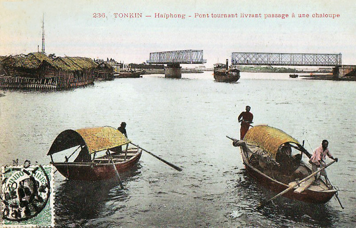 Trong các năm 1966-1967, nhằm ngăn chặn miền Bắc tiếp nhận xăng dầu, vũ khí, đạn dược từ nước ngoài qua cảng Hải Phòng, từ Hải Phòng chi viện cho chiến trường miền Nam, đế quốc Mỹ đã đánh phá ác liệt thành phố cảng này bằng đường không.