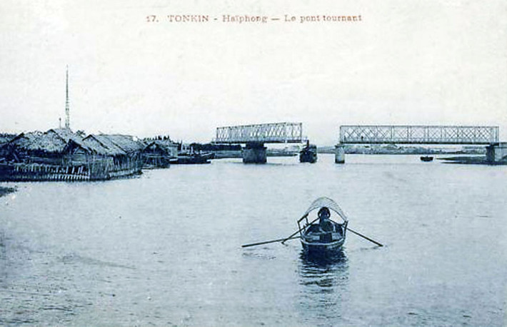 Để không gây trở ngại cho các tàu thuyền qua lại trên sông, các kỹ sư người Pháp đã thiết kế nhịp giữa cầu có thể quay ngang 90 độ. Đó chính là nguồn gốc tên gọi cầu Quay.