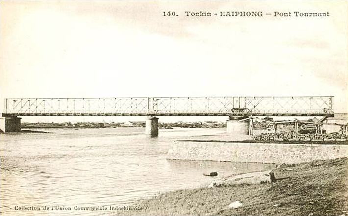 Cây cầu này bắc qua sông Tam Bạc, được khởi công năm 1901. Sau một năm thi công thì cây cầu thì hoàn thành.