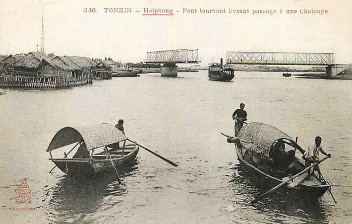 Sau một thời gian, việc vận hành được thực hiện bằng động cơ điện. Nhưng cầu vẫn có thể được vận hành bằng tay nều cần thiết.