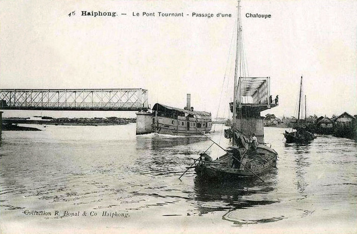 Những năm đầu, cầu được điều khiển thủ công bởi 5-6 công nhân người Việt. Họ sử dụng hệ thống ròng rọc để quay cả một nhịp cầu dài khoảng 50 mét, nặng cả trăm tấn.