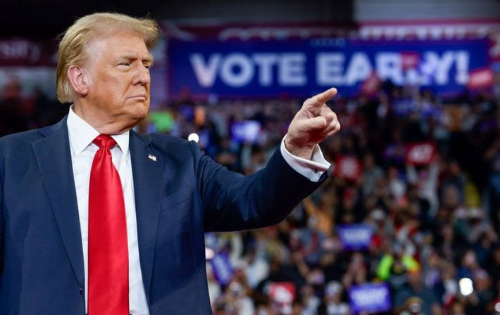 Donald Trump cũng dựa trên tinh thần dân túy để tiếp cận cử tri, đặc biệt là tầng lớp lao động da trắng ở các khu vực nông thôn và công nghiệp Mỹ. Ông hứa hẹn "làm nước Mỹ vĩ đại trở lại" và nhấn mạnh rằng ông sẽ đứng lên bảo vệ "người Mỹ bình thường" khỏi tầng lớp tinh hoa mà ông cho là đã "bỏ rơi" họ. Ảnh: Pinterest.