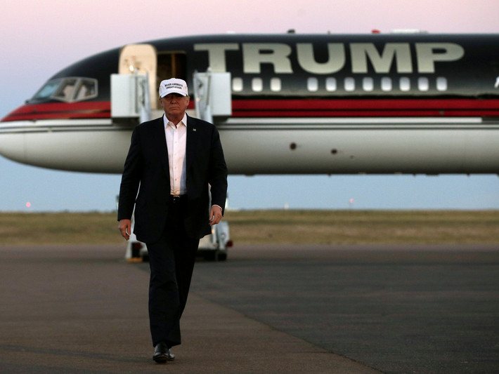 Trump cũng có phong cách cứng rắn, không ngại đưa ra các quyết định gây tranh cãi, chẳng hạn như các chính sách chống nhập cư mạnh mẽ, áp thuế thương mại và chính sách "Nước Mỹ trên hết" (America First). Ông thường ưu tiên lợi ích của nước Mỹ trong các thỏa thuận quốc tế, bất chấp phản ứng từ các đồng minh. Ảnh: Pinterest.