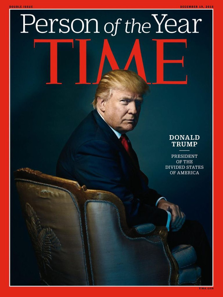 Trump cũng xây dựng hình ảnh như một "người ngoài cuộc" chống lại "đầm lầy" Washington – ám chỉ các chính trị gia lâu năm, quan chức và các nhà vận động hành lang. Trump thường công khai đối đầu với truyền thông, cáo buộc họ đưa tin không trung thực và tạo thành một phần của tầng lớp tinh hoa. Ảnh: Pinterest.