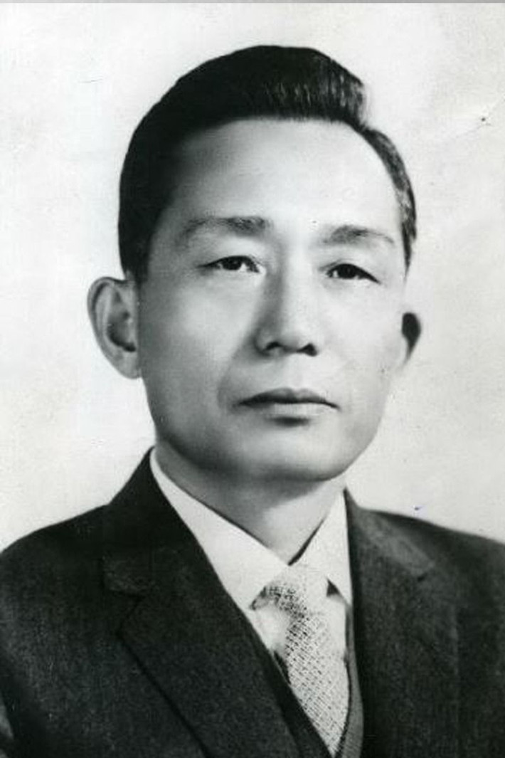  2. Park Chung-hee (1961–1979). Park Chung-hee nổi tiếng với chế độ độc tài quân sự, thực thi các chính sách đàn áp tự do ngôn luận và giam giữ hàng loạt các nhà bất đồng chính kiến. Chính quyền của ông cũng bị chỉ trích vì ưu ái các chaebol, tạo nền móng cho các mối quan hệ thân hữu giữa chính phủ và doanh nghiệp. Ảnh: Pinterest.