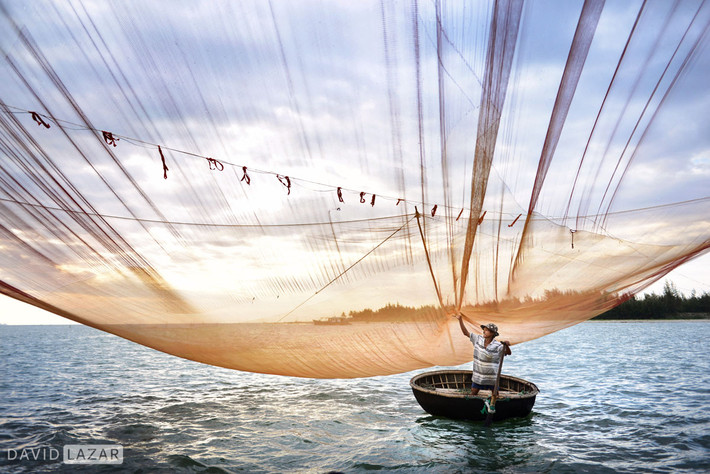 Người ngư dân Hội An kiểm tra tấm lưới của mình.