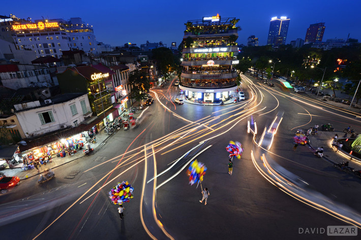 Ngã năm Bờ hồ ở Hà Nội vào buổi tối.