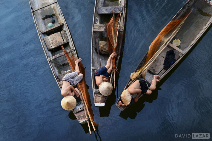 Giấc ngủ trưa trên thuyền của các ngư dân Huế.