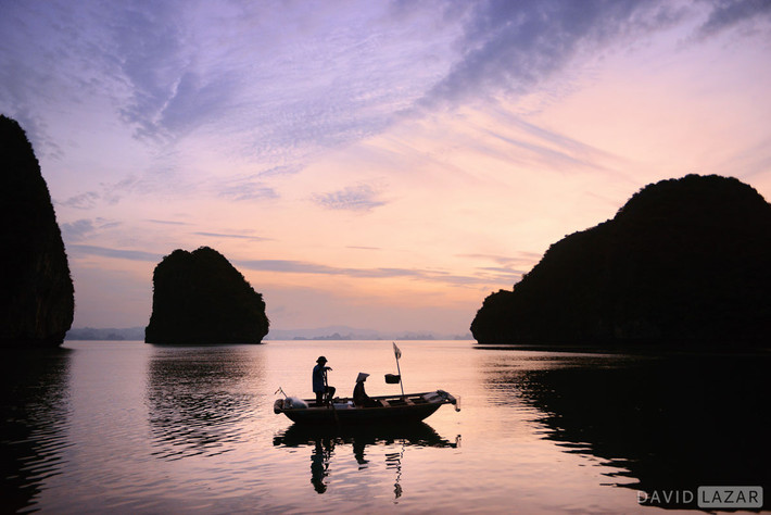 Bình minh trên vịnh Hạ Long.