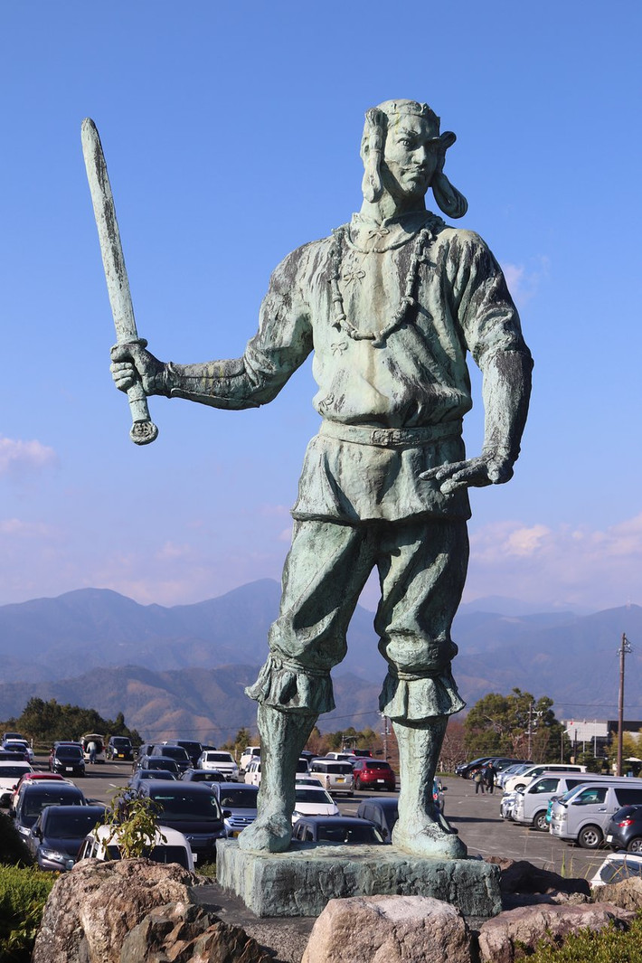 Đó là hoàng tử Yamato Takeru, người thường được xem là ninja đầu tiên trong lịch sử Nhật Bản. Theo các ghi chép lịch sử, hoàng tử Yamato sinh năm 71, là con trai của tướng Keiko – người đứng thứ 12 trong danh sách kế vị của hoàng gia Nhật lúc bấy giờ.