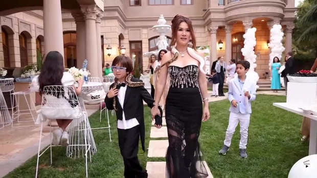 Số tài sản khủng của nữ đại gia gốc Việt Mini Morris - Hình 3 So tai san khung cua nu dai gia goc Viet Mini Morris-Hinh-3