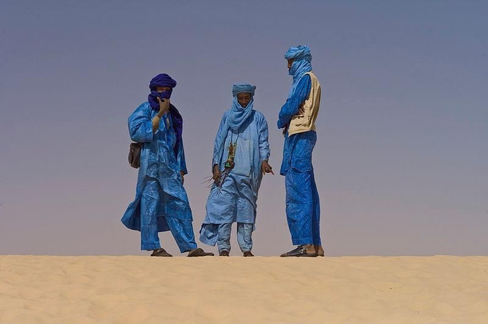  Được mệnh danh là “Người xanh Sahara”. Người Tuareg dùng trang phục bằng vải nhuộm xanh đặc trưng, khiến họ rất dễ nhận diện giữa khung cảnh trống trải của sa mạc Sahara. Ảnh: Pinterest.