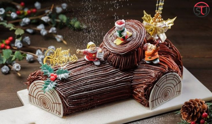  Bánh khúc cây Yule Log – từ nghi thức cổ xưa đến món tráng miệng hiện đại. Món ăn này có nguồn gốc từ khúc gỗ lớn đốt lên trong lễ Yule của Các sắc tộc German, về sau biến thành chiếc bánh cuộn trang trí như khúc cây. Ảnh: Pinterest.