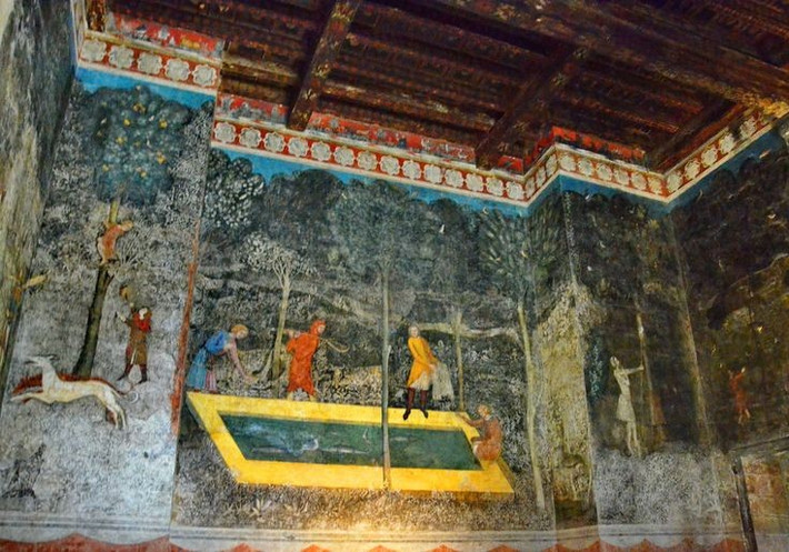  Nội thất trang trí độc đáo. Nhiều gian phòng của cung điện Giáo hoàng tại Avignon có tranh tường độc đáo, là những tác phẩm nghệ thuật Trung cổ vô giá còn được lưu giữ đến nay. Ảnh: Pinterest.