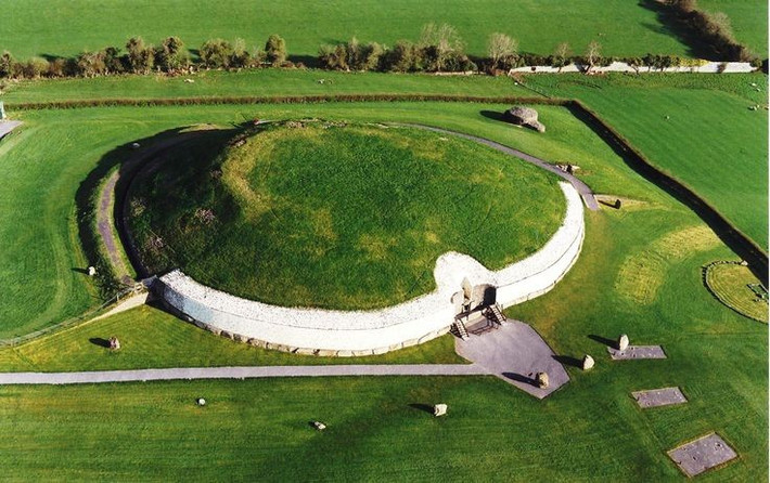 Đây không phải là ngôi mộ thông thường. Dù được gọi là “mộ đá”, Newgrange có thể là một trung tâm nghi lễ liên quan đến sinh – tử – tái sinh. Ảnh: Pinterest.