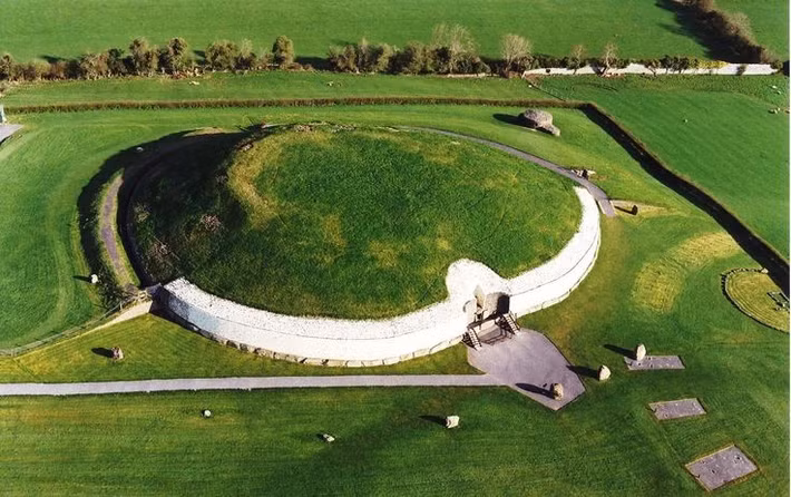  Đây không phải là ngôi mộ thông thường. Dù được gọi là “mộ đá”, Newgrange có thể là một trung tâm nghi lễ liên quan đến sinh – tử – tái sinh. Ảnh: Pinterest.